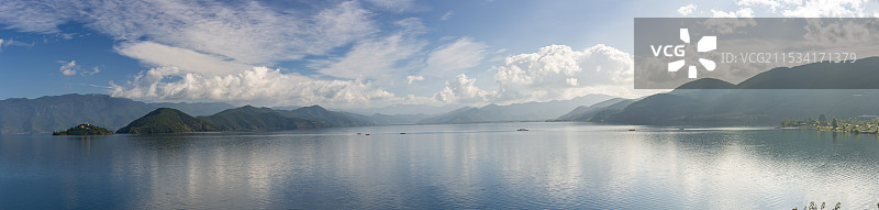云南丽江泸沽湖秋天湖水蓝天白云自然风景全景图图片素材