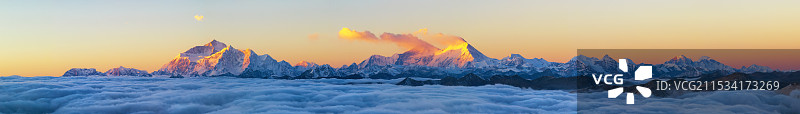 喜马拉雅山脉珠穆朗玛峰与马卡鲁峰的日出全景图图片素材
