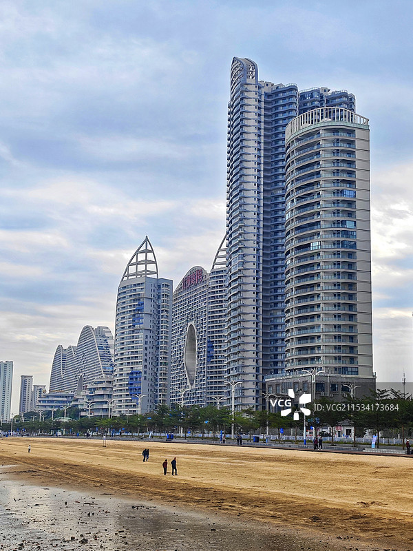 海滨高楼立乐享好时光图片素材