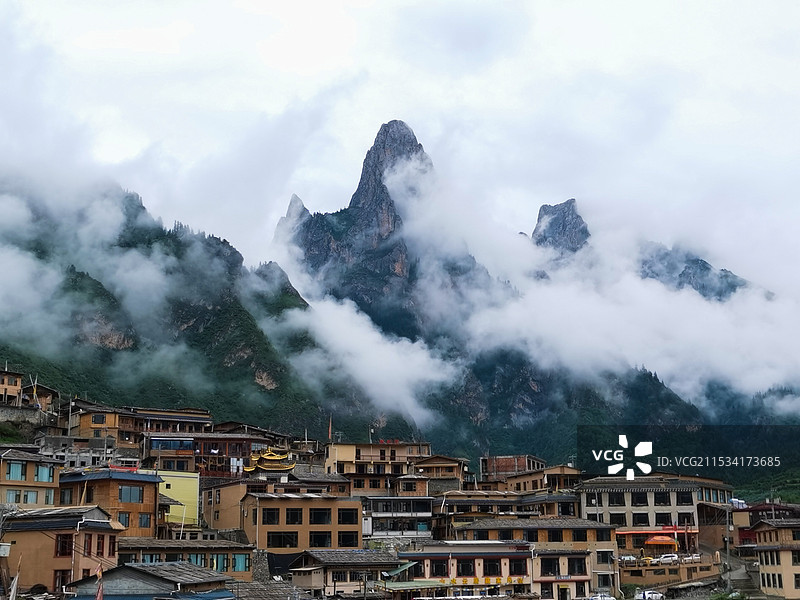 云雾缭绕的扎尕那图片素材