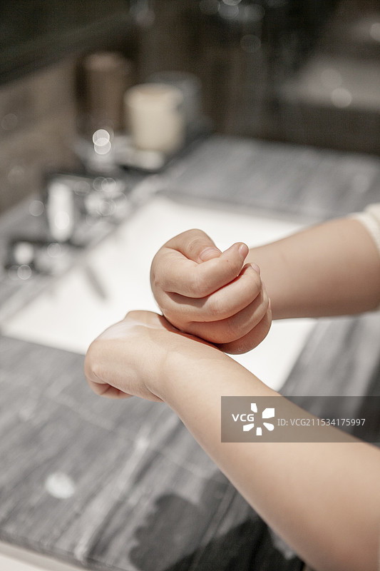 洗手，涂抹护手霜，护手，清洗，爱干净，水龙头，厕所，洗手间，卫生间，洗手台，水池，卫生，手，洗涤，家图片素材