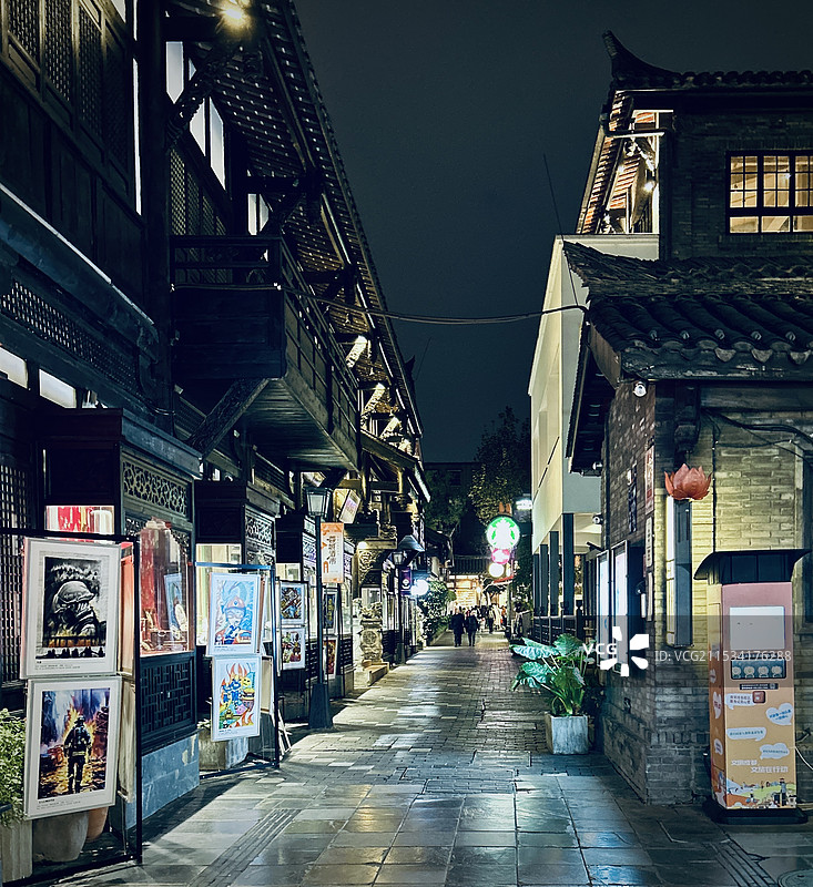 宽窄巷子里街道的光影图片素材