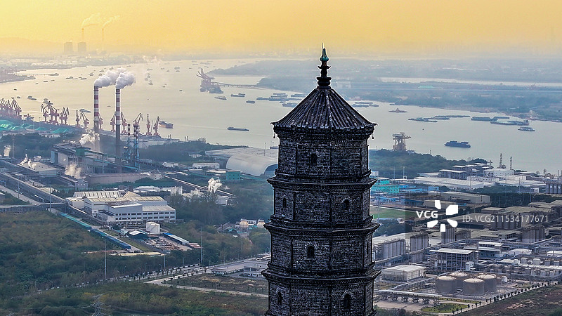 镇江圌山报恩塔与滚滚长江图片素材
