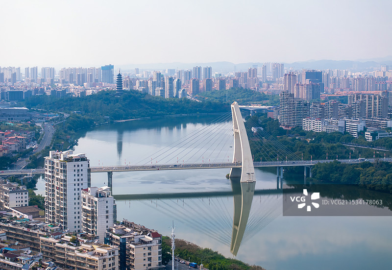 赣州飞龙大桥和翠浪塔图片素材