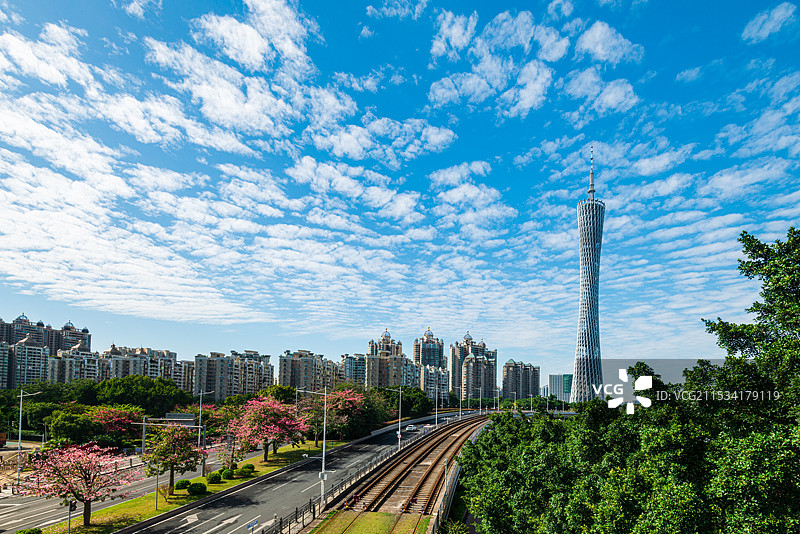 广州塔与珠江帝景豪宅秋天晴朗天气风光图片素材