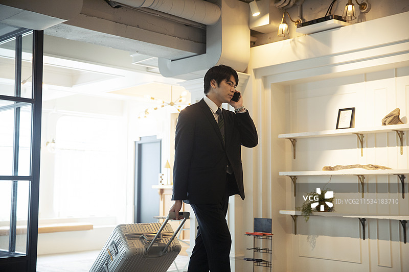 男子正在用智能手机打电话图片素材