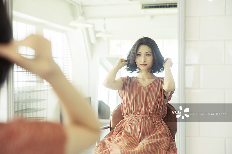 二十多岁的女性在整理头发图片素材