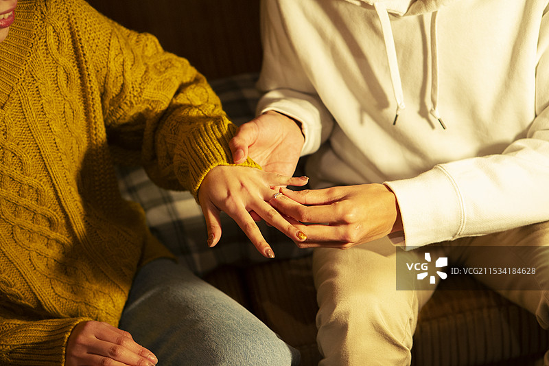 男人的手为女人的无名指戴上戒指图片素材