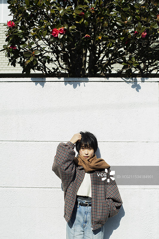 一位20多岁的女性正看着镜头的肖像图片素材