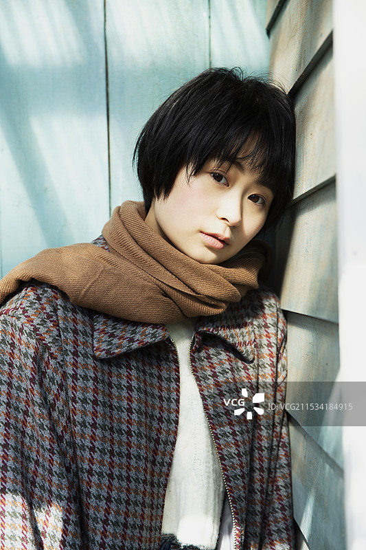 一位20多岁女性的肖像，正看着镜头图片素材