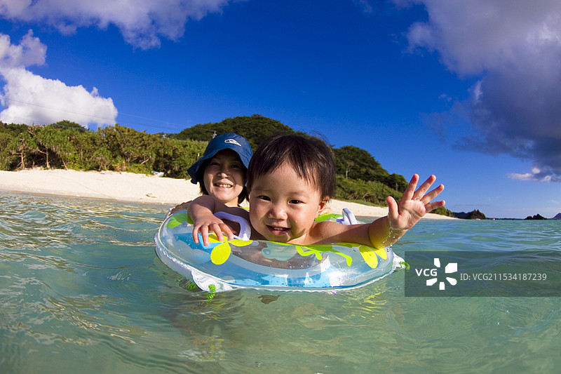 父母和孩子在海里一起玩耍图片素材