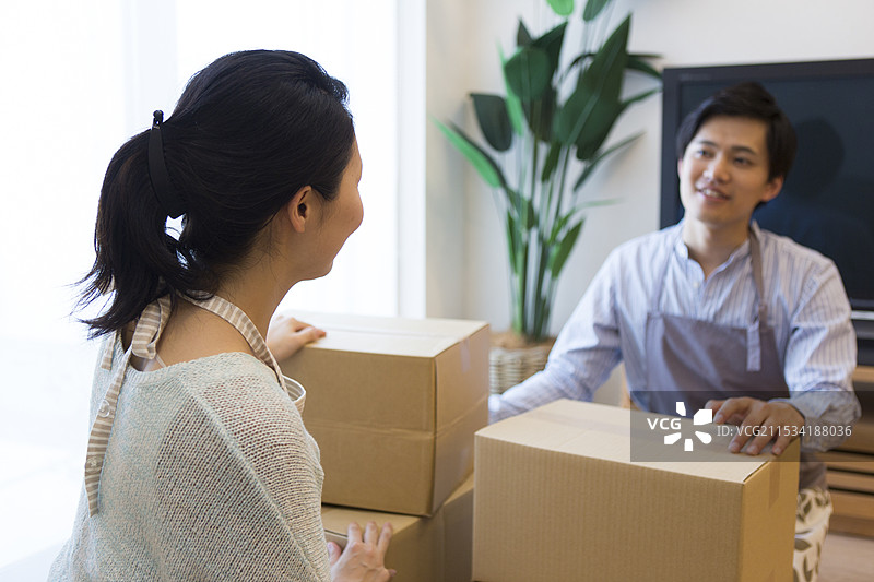 准备搬家的情侣图片素材