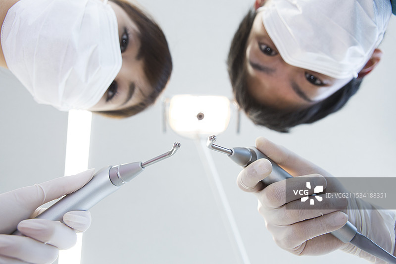 从上方看到的牙医和牙科卫生员图片素材