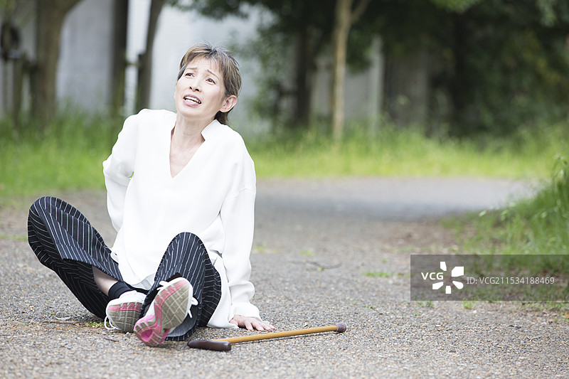 摔倒在路上的老人图片素材