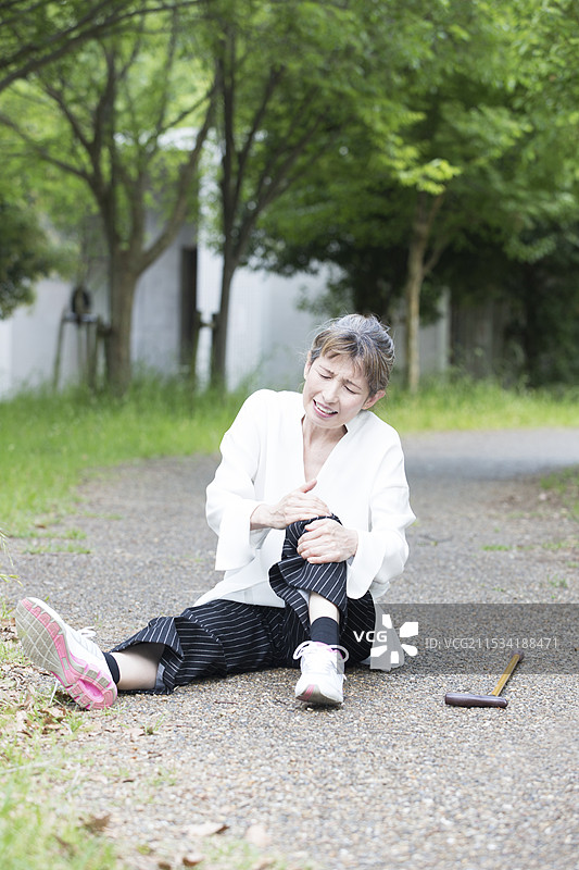 摔倒在路上的老人图片素材