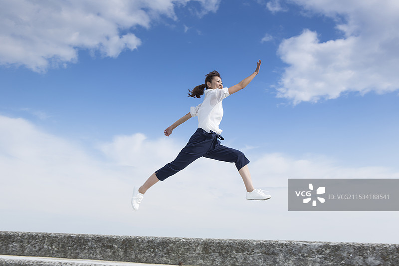 蓝天下的女人图片素材