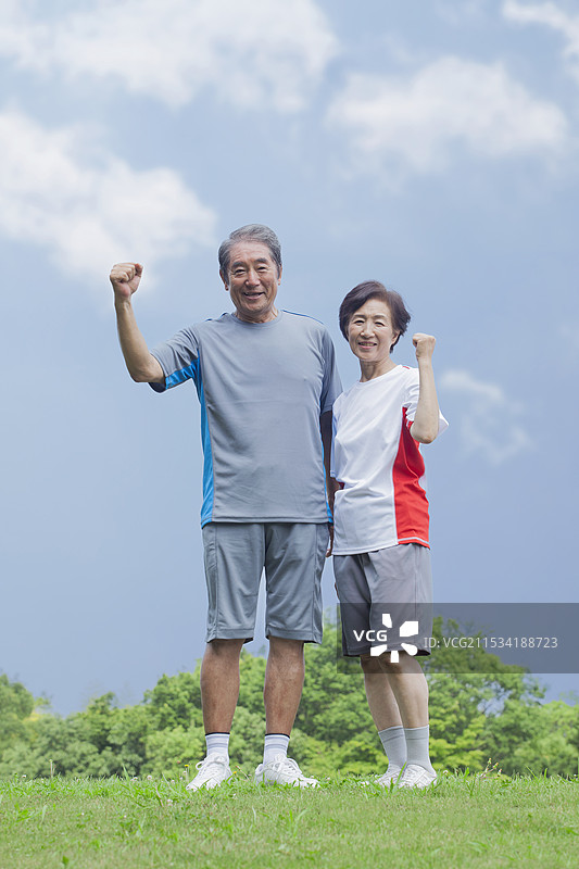 老年人摆姿势展现勇气图片素材