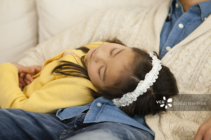 父亲和儿子在沙发上睡觉图片素材