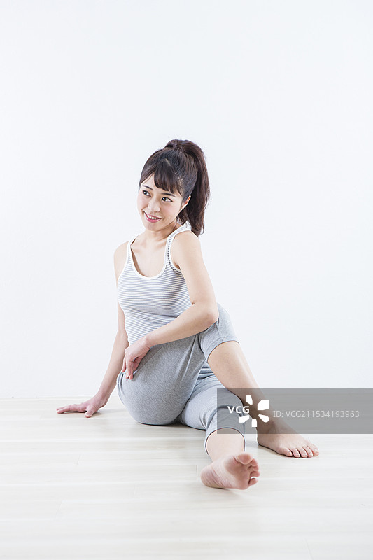 坐在地板上的女人图片素材