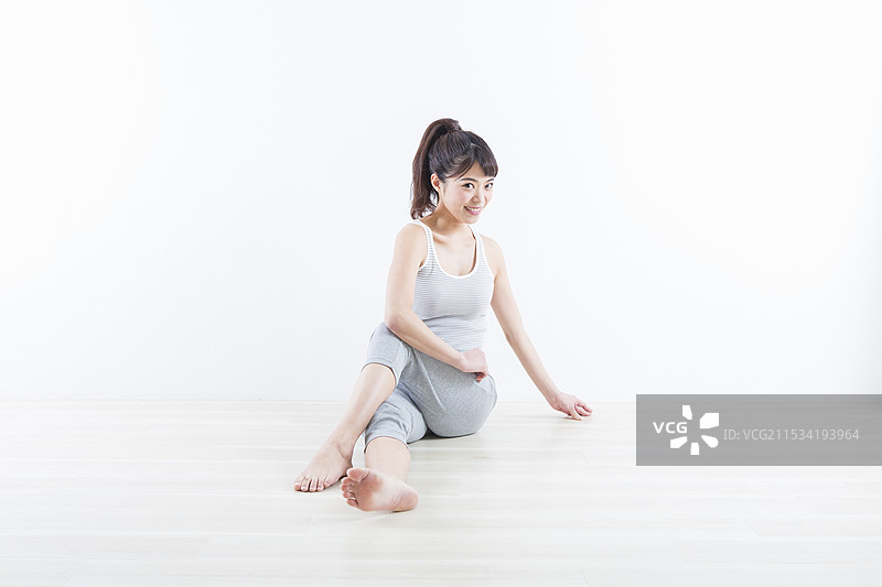 坐在地板上的女人图片素材