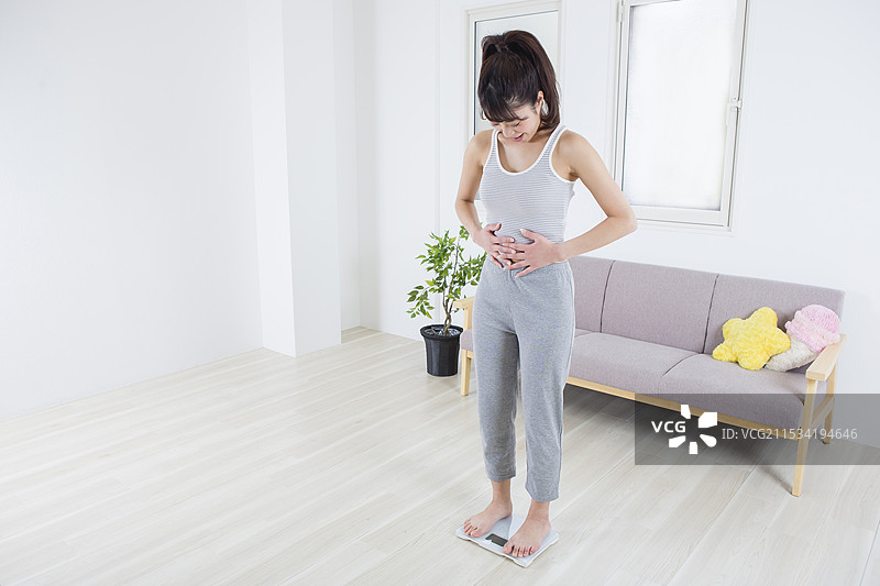 女人在称重图片素材