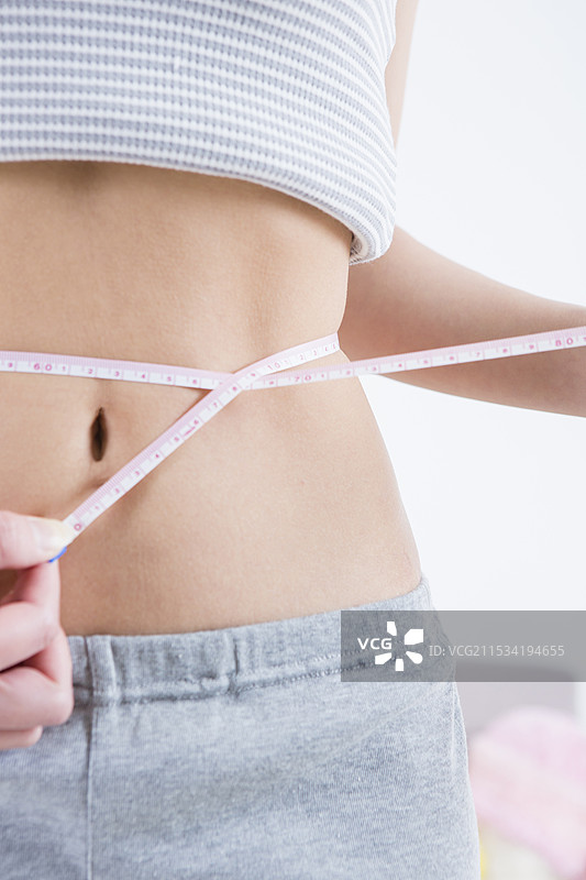 女性在测量腰围图片素材