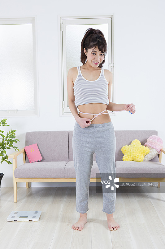 女性在测量腰围图片素材