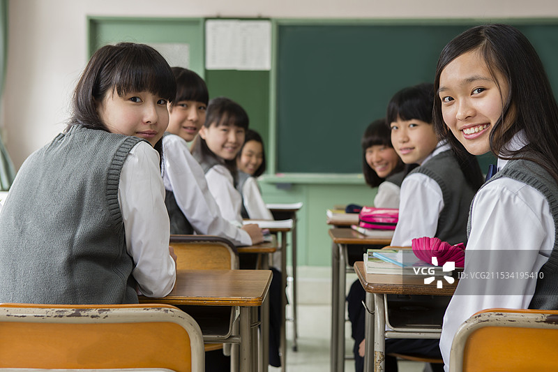 转身的女学生图片素材