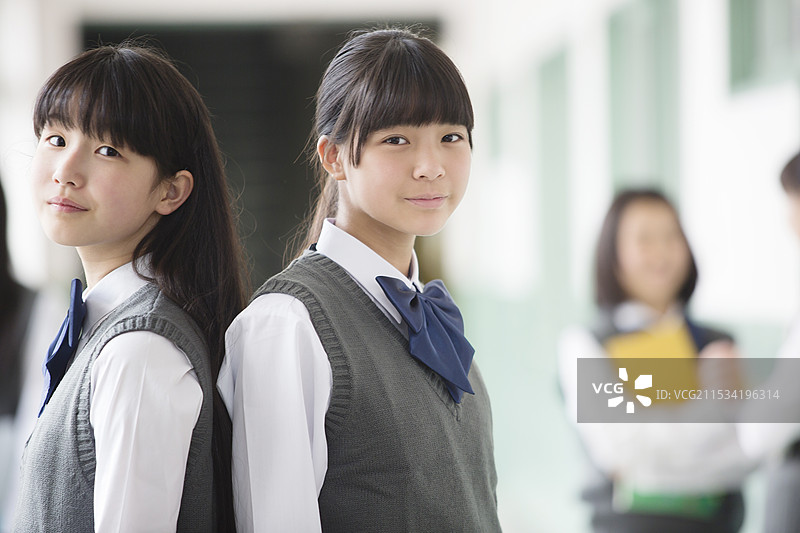 学生背对背站立图片素材