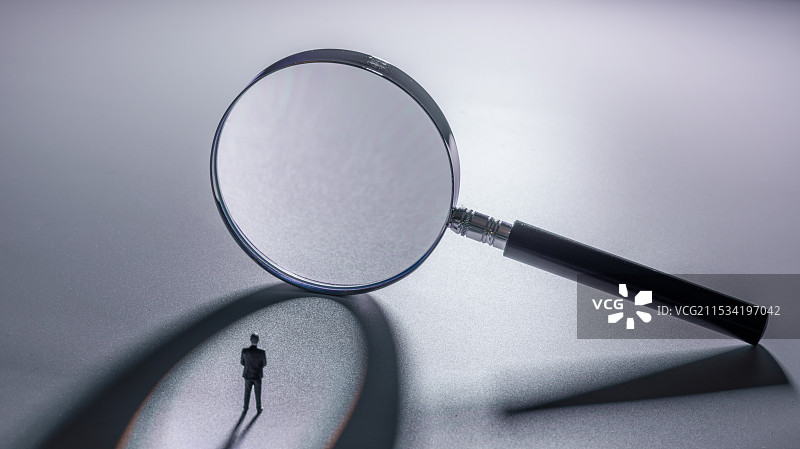 放大镜、人物、光与白色留白背景图片素材