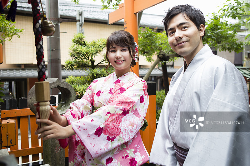 一对情侣在敲铃铛图片素材