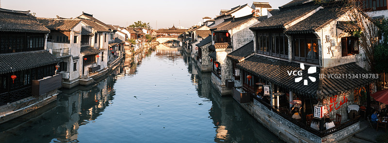 昆山巴城老街傍晚的河边茶馆图片素材