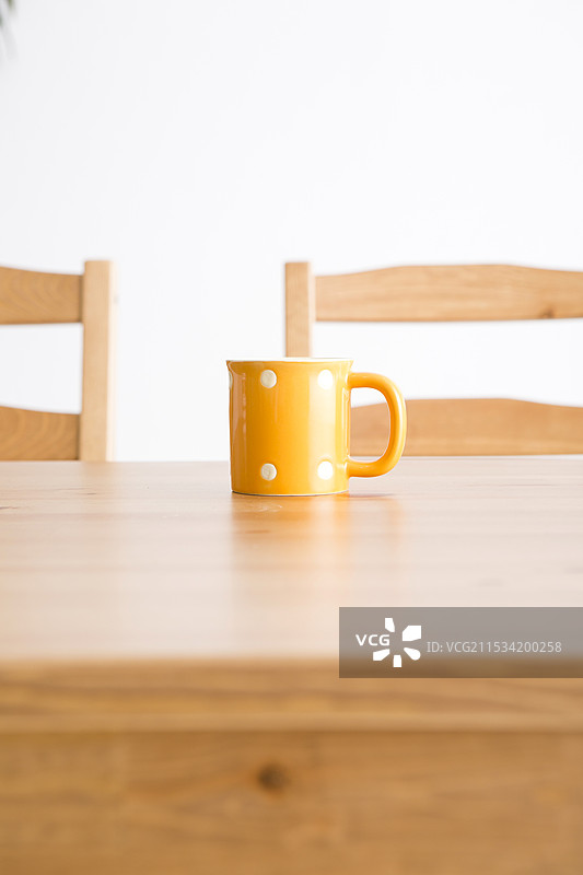 桌子上的杯子图片素材