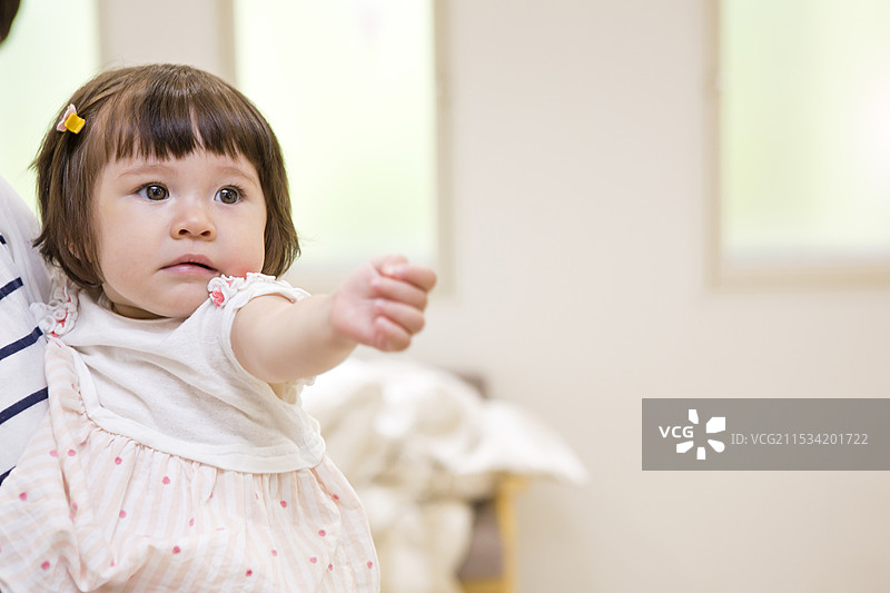 女孩伸出手图片素材