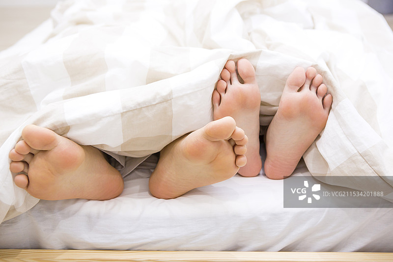 床上排成一排的腿图片素材