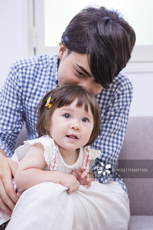 父亲抱着女儿坐在腿上图片素材