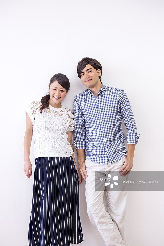 男人和女人并肩站立图片素材