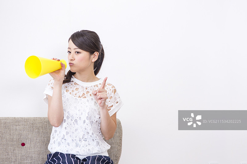 拿着扩音器的女人图片素材