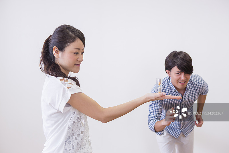 沙漏与奔跑的男人图片素材