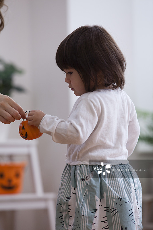 房间里装饰着万圣节的女孩图片素材