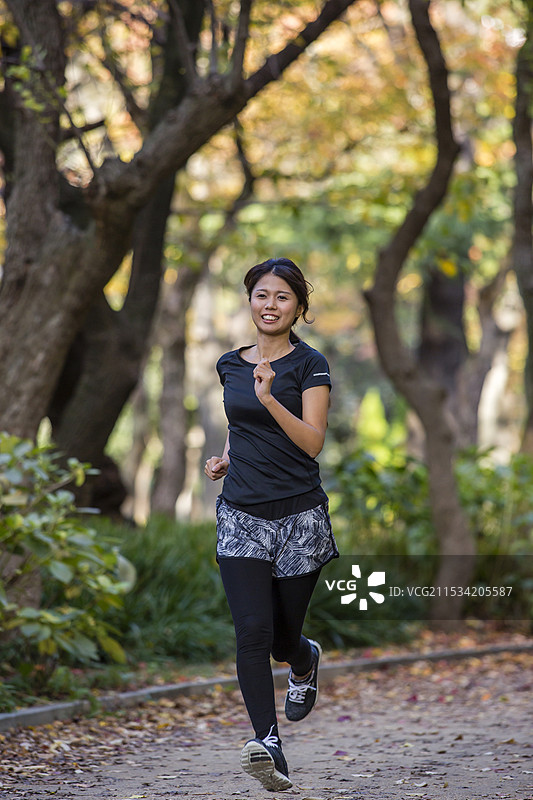 穿着运动服的女性图片素材
