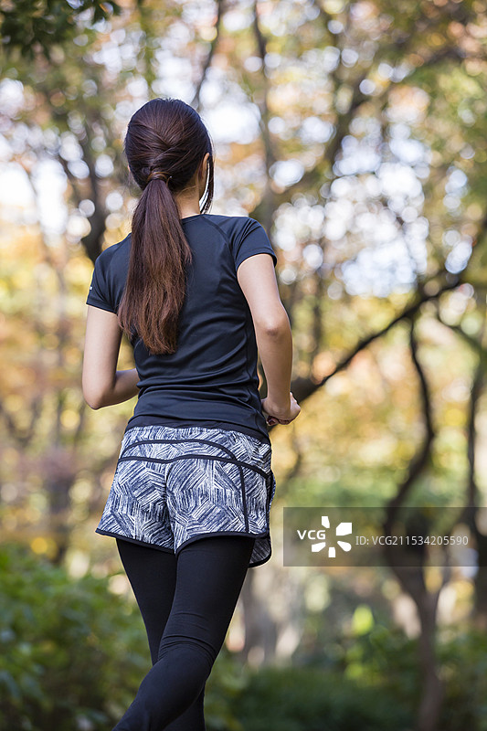 穿着运动服的女性图片素材