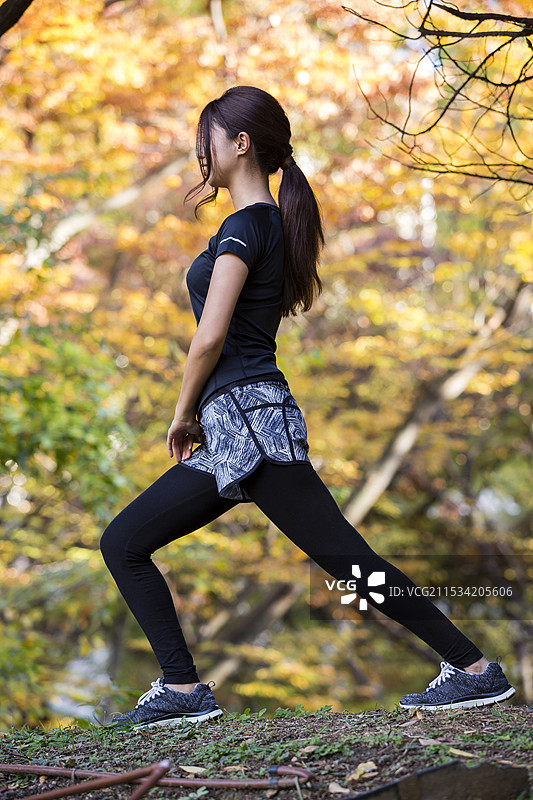 穿着运动服的女性图片素材