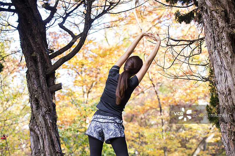 穿着运动服的女性图片素材