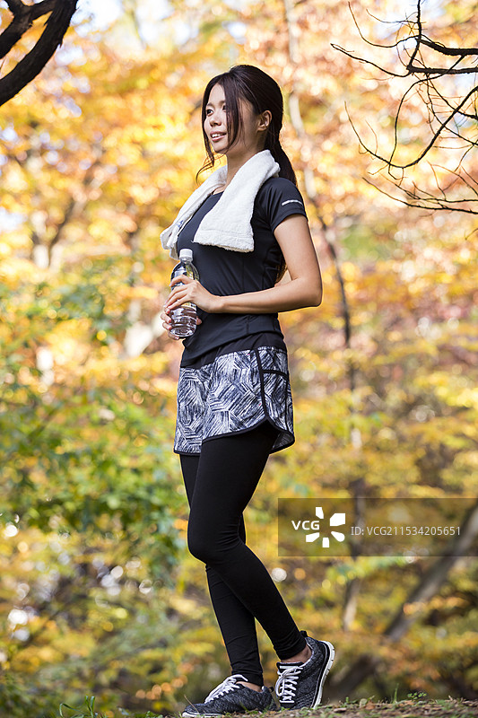 穿着运动服的女性图片素材