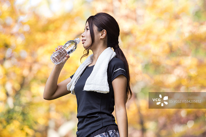 穿着运动服的女性图片素材