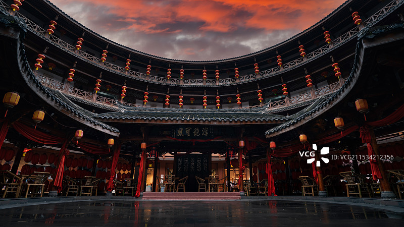 红云下的土楼图片素材