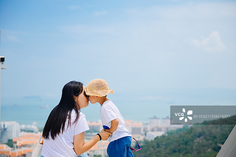 母子在厦门园林植物园南门山海观景步道游玩图片素材