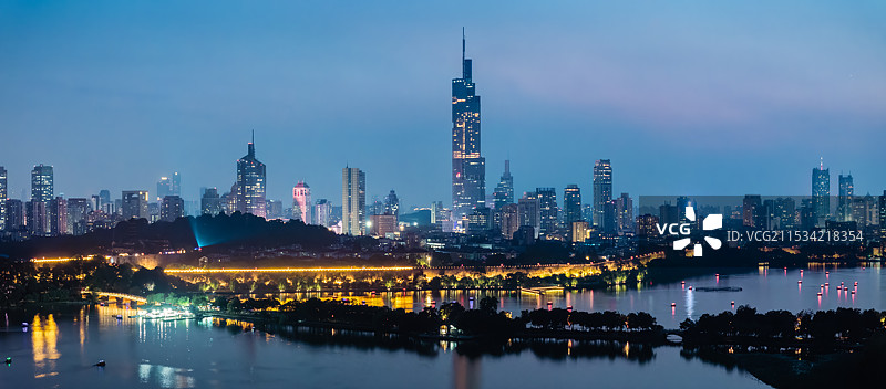 中国南京现代城市天际线和湖泊夜景图片素材