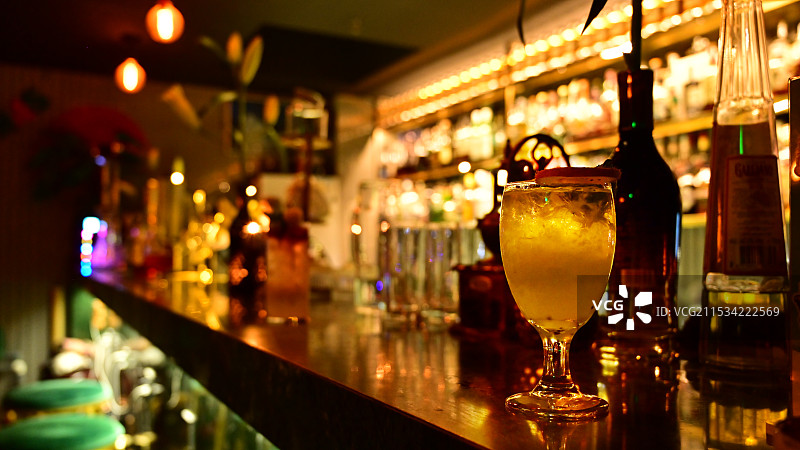 酒吧吧台炫彩灯光图片素材